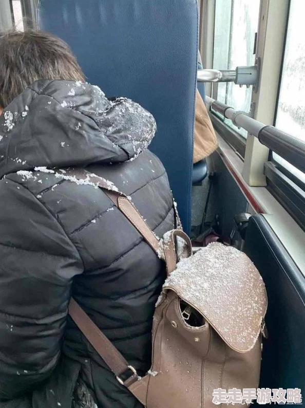 小雪公交车灌满好爽乘客爆满小雪被挤到后门险些摔倒 小雪公交车灌满好爽乘客爆满小雪被挤到后门险些摔倒