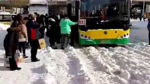 小雪公交车灌满好爽乘客爆满小雪被挤到后门险些摔倒 小雪公交车灌满好爽乘客爆满小雪被挤到后门险些摔倒